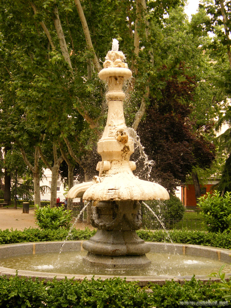 Мадрид: фонтан в парке.