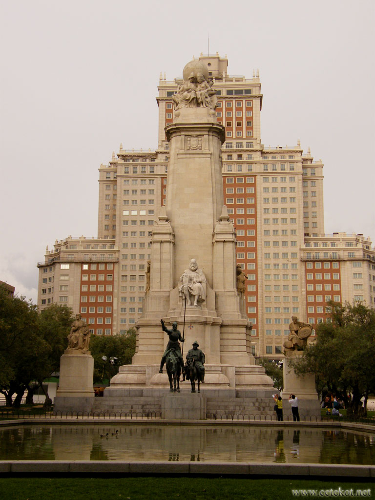 Мадрид: Дон Кихот и Санчо, на заднем плане небоскрёб 