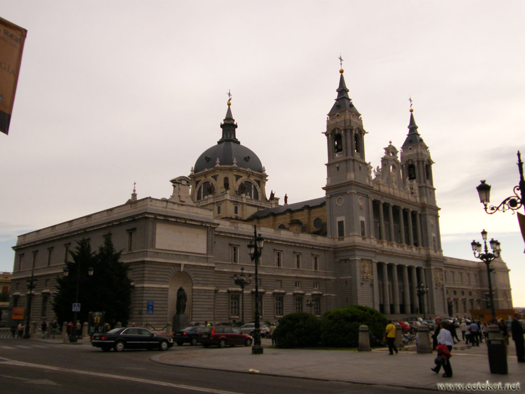 Мадрид: собор Альмудена ( la catedral de Santa María La Real de La Almudena ).