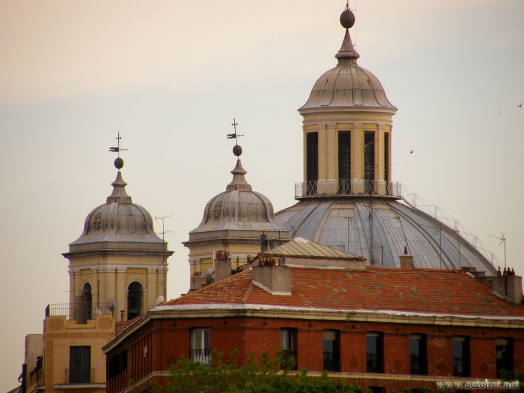 Мадрид: за крышей собор Альмудена.