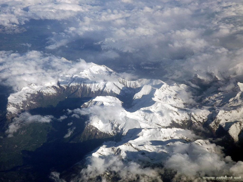 Майские Альпы: снега ещё хватает.