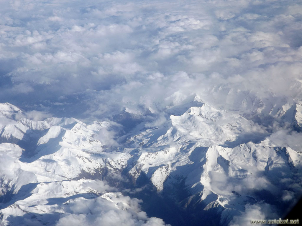 Майские Альпы: снег, облака и - никого!