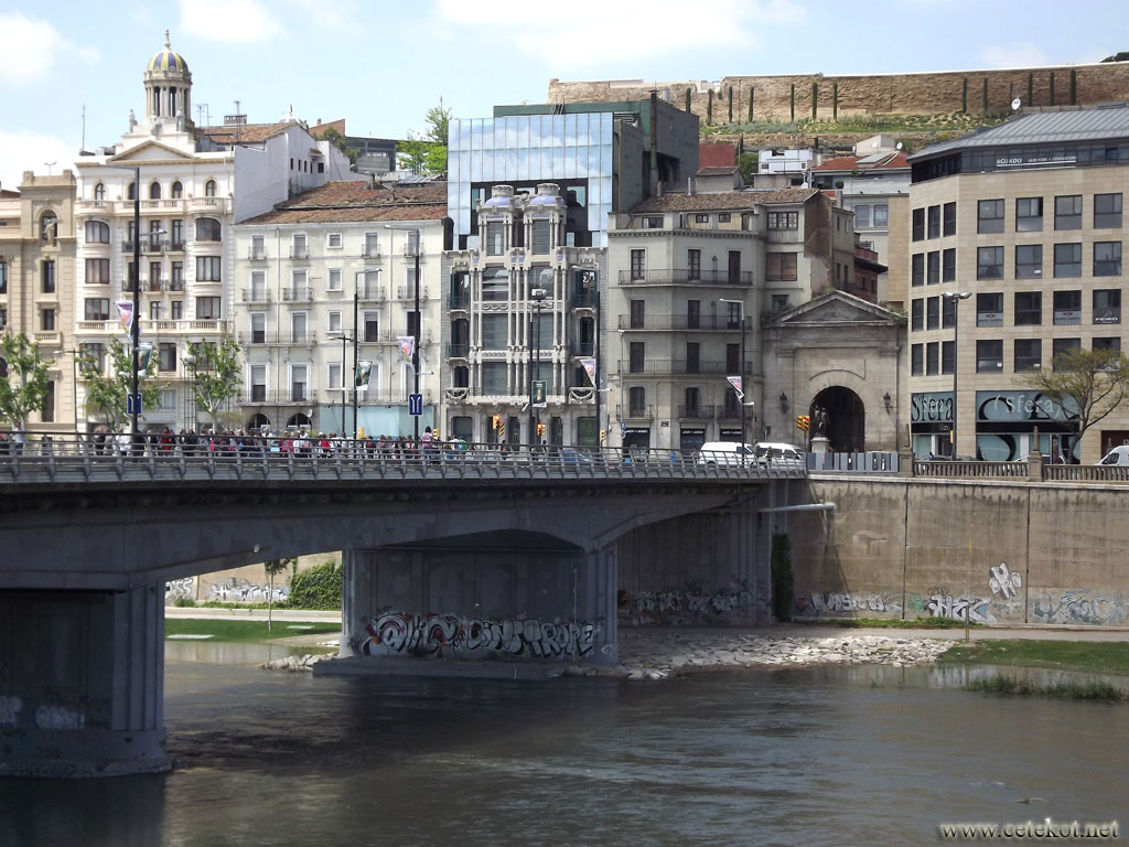 Льейда: вид пешеходный мост Сегре и Avinguda de Madrid из парка.