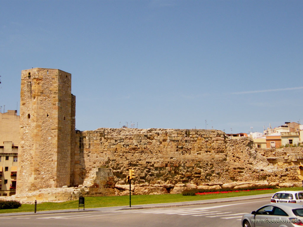 Таррагона: башня и руины цирка.