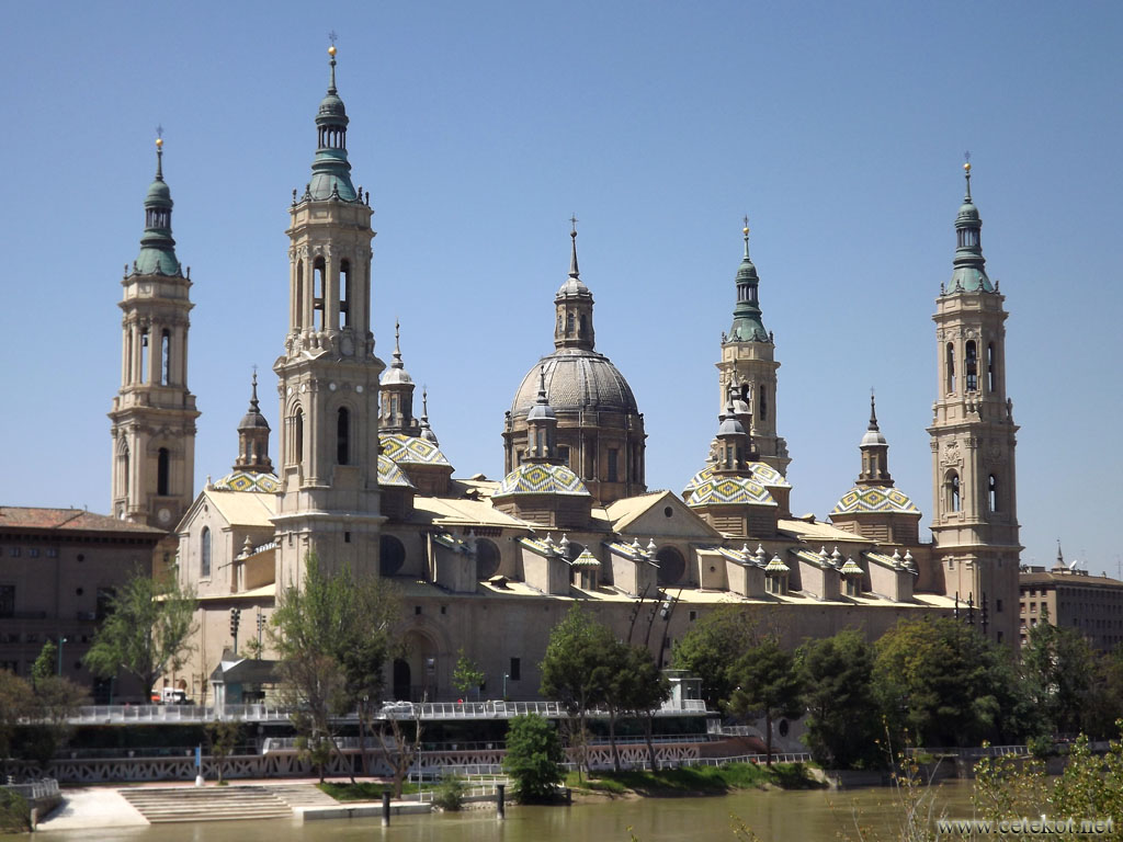Сарагоса: храм Базилика-де-Нуэстра-Сеньора-дель-Пилар ( Basílica de Nuestra Señora del Pilar de Zaragoza ).