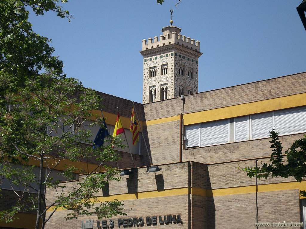 Сарагоса: школа Педро де Луна ( Instituto de Educación Secundaria Ies Pedro de Luna ).