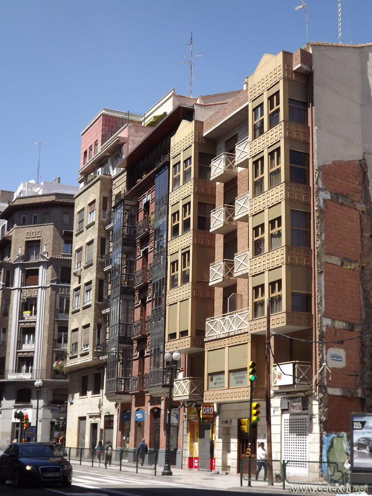 Сарагоса: улицы города, одно здание переделывают.