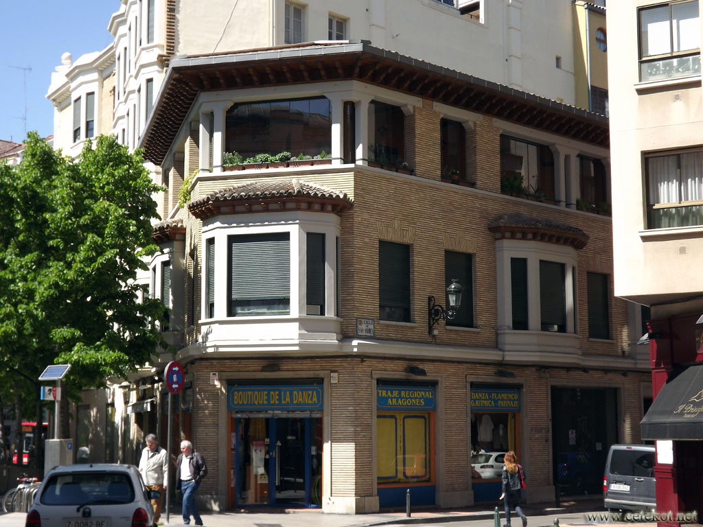 Сарагоса: угловое здание.