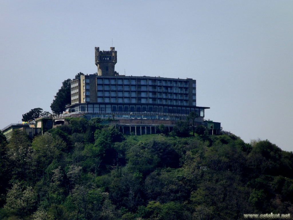 Сан-Себастьян: замок на горе Igueldo.