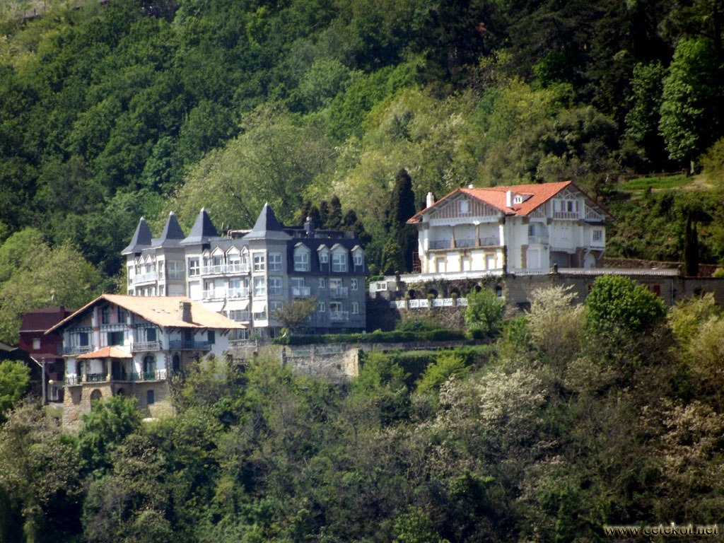 Сан-Себастьян: дома на горе Igueldo.