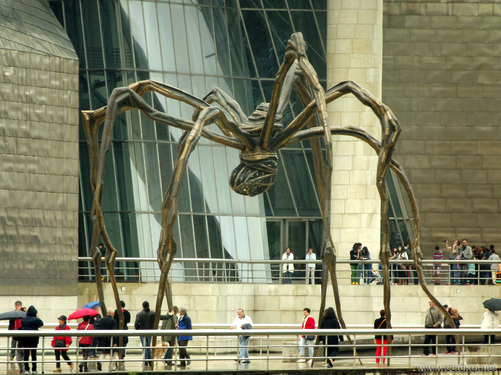 Бильбао: паук перед музеем Гугенхайма.