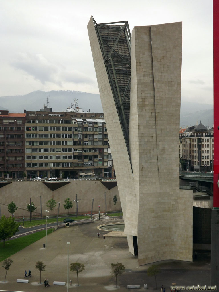 Бильбао: концептуальная лестница у музея Гугенхайма.