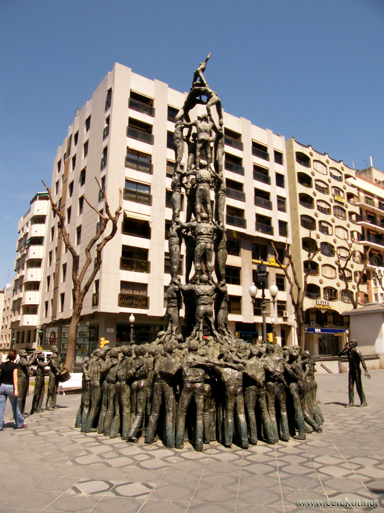 Таррагона: памятник строителям живых пирамид.