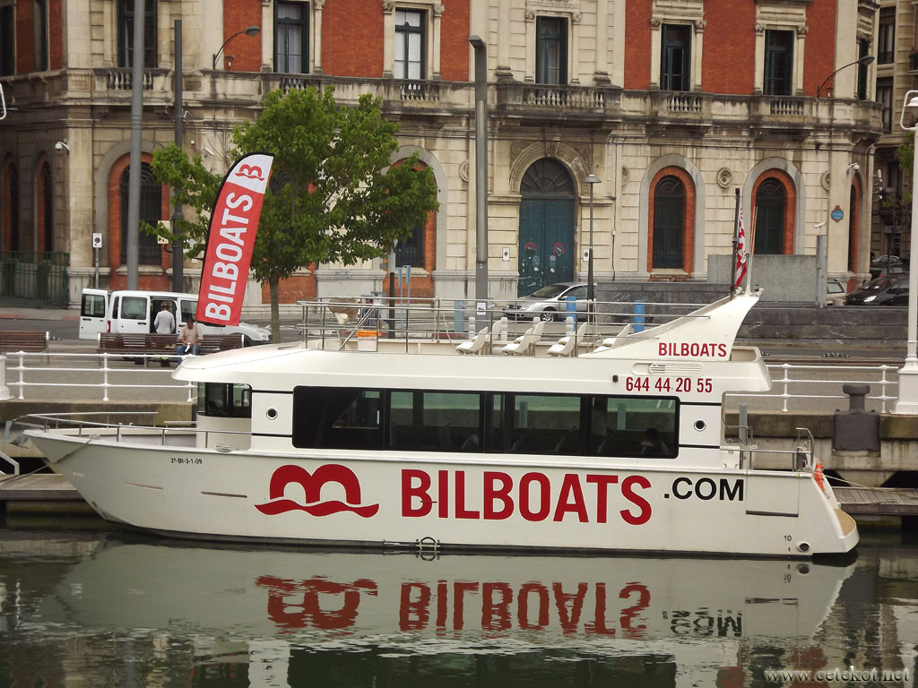 Бильбао: туристические речные трамваи.
