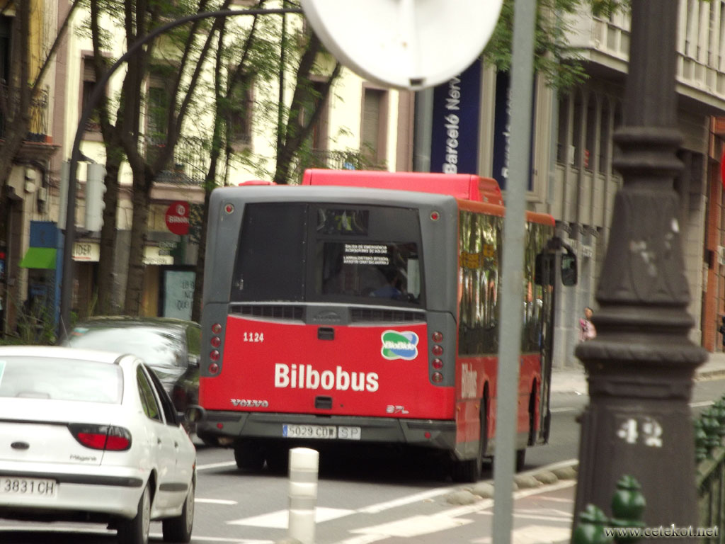 Бильбао: автобусы-бильбобусы.