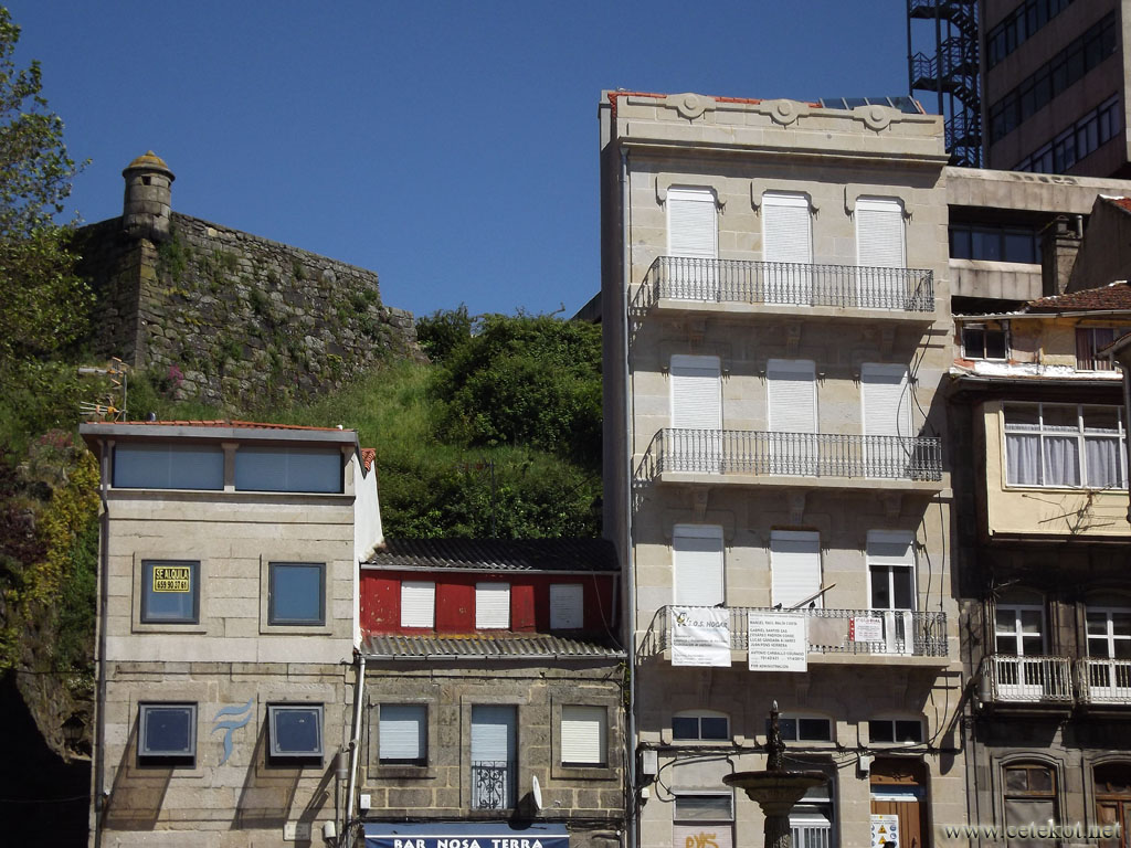 Виго: слева-сверху выглядывает замок Сан Себастьян ( Castillo de San Sebastián ).