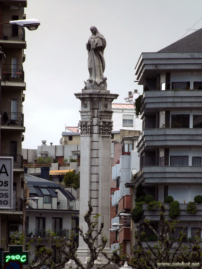 Леон: скульптура Белой Богородицы ( monumento de la Virgen Blanca ).