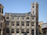 Леон: старинное здание почты ( Antiguo Edificio de Correos. ).
