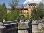 Леон: античный мост и монастырь Сан-Маркос.