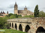Саламанка: римский мост и вид на Новый собор Саламанки ( puente romano y Catedral Nueva de Salamanca ).