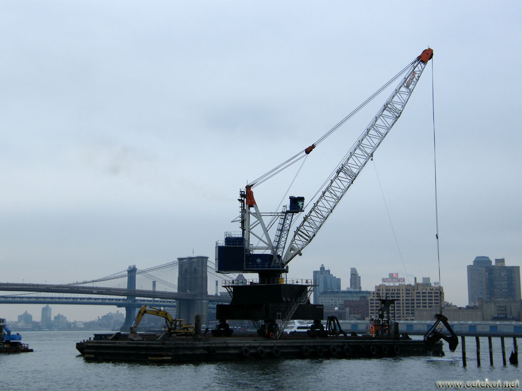 Нью Йорк: плавучий кран на Манхеттене.